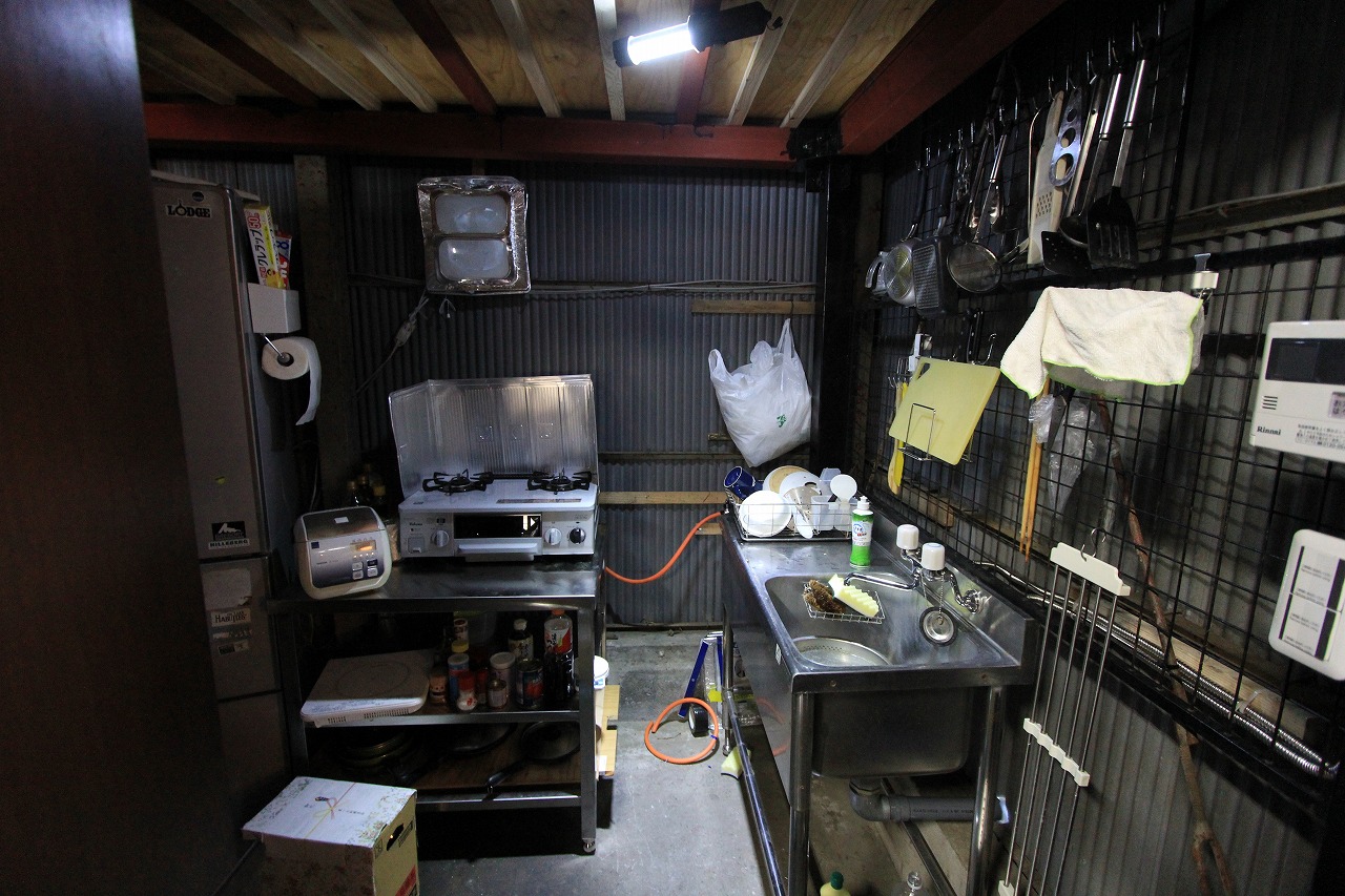 キッチン道具が整然と並ぶ壁面