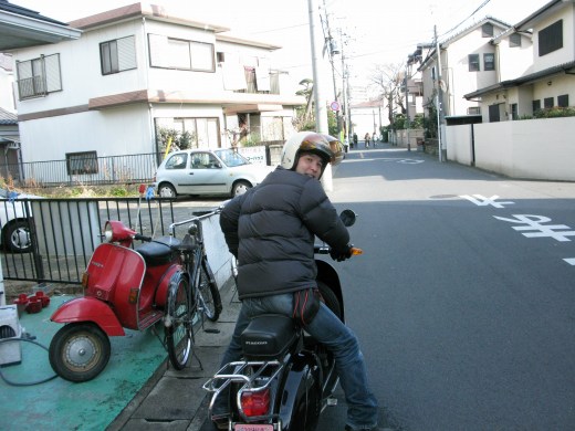 黒いベスパに乗る布団屋さんのお客様