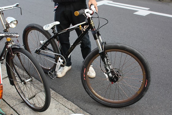 組み上がったばかりのマウンテンバイクと笑顔の友人A君