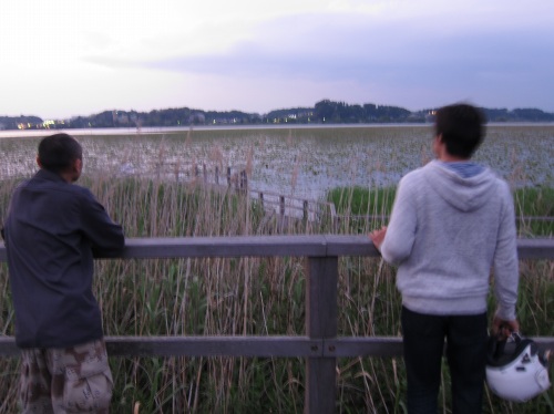 目的地のないベスパラン、夕暮れの道を疾走