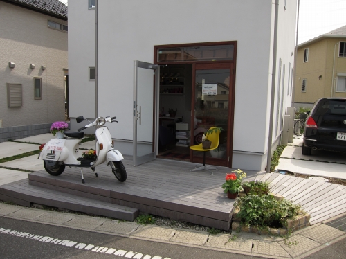 看板代わりに店頭に置かれたベスパ