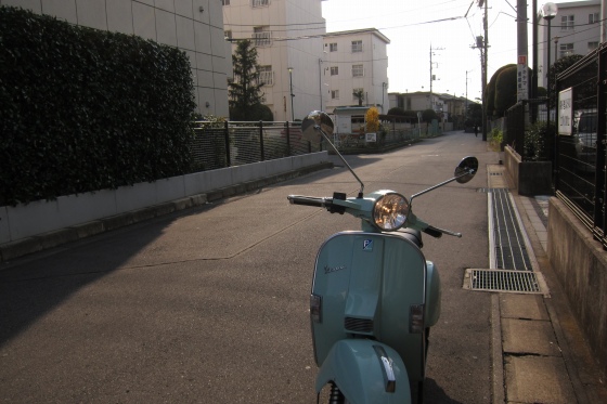 チェック後に確認中のベスパPX。