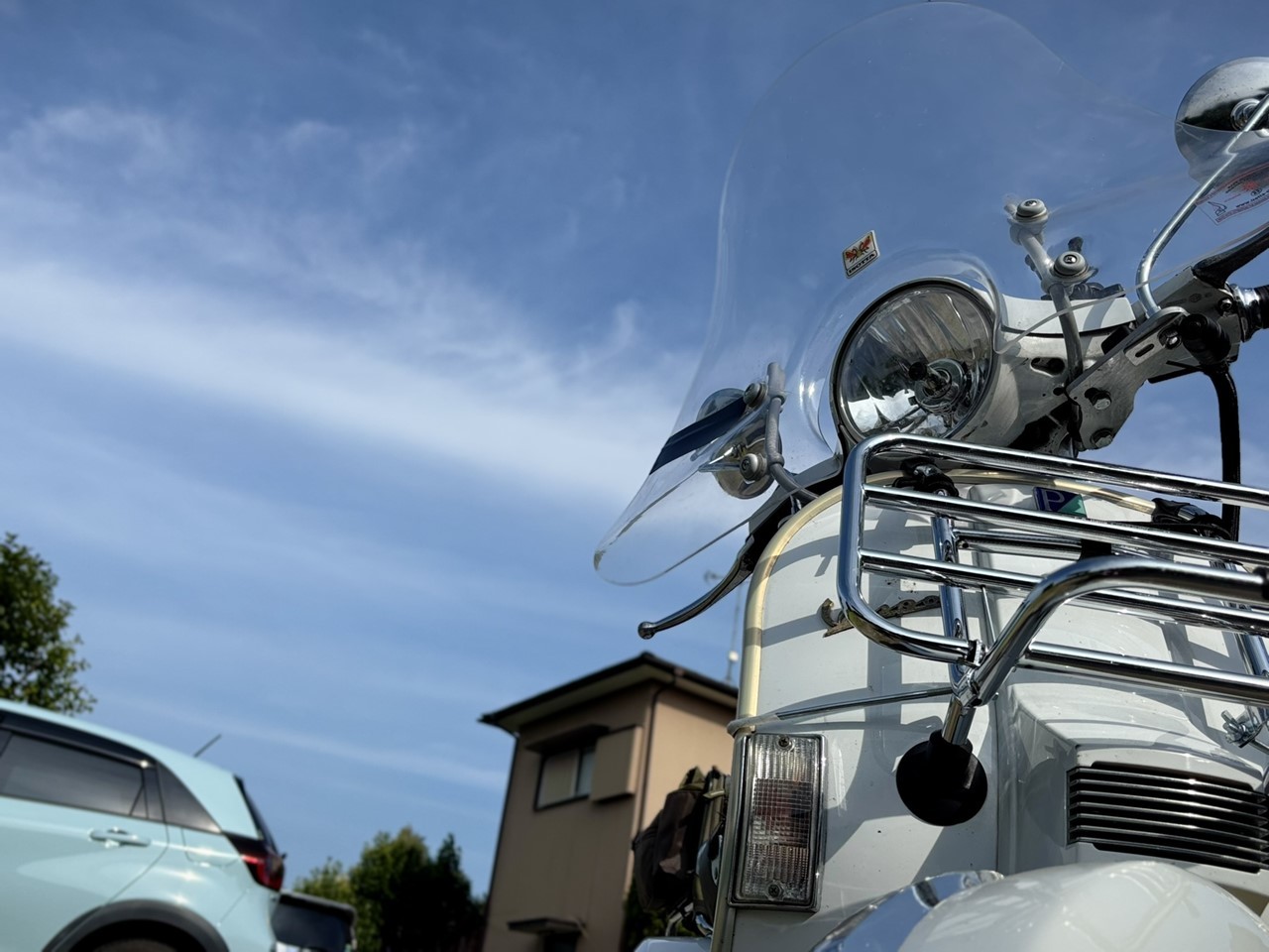 整備後のPX200FL2を公道で試運転しているシーン