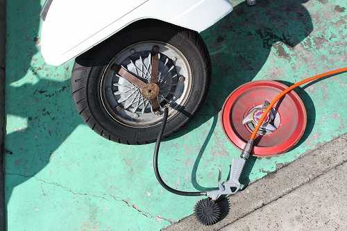 タイヤの空気圧をチェック中のP200E