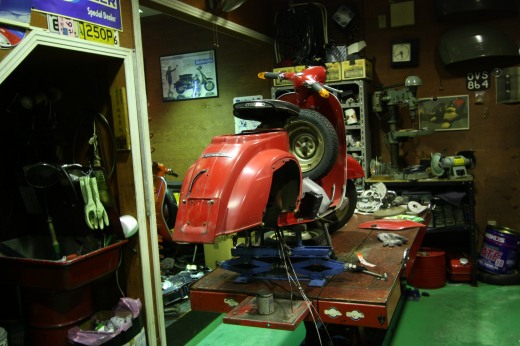 リフト上で整備待ちのvespa50s
