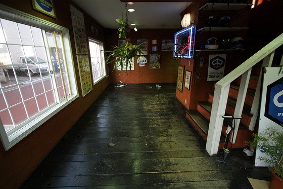 ワックスをかけてピカピカになった店内の床