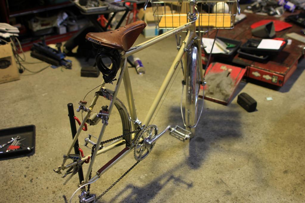 リアタイヤを外して自転車整備している様子