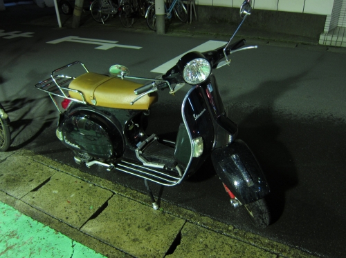 夜の整備後にベスパを洗車中の様子