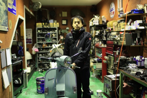 納車直前のベスパPX200FL2の様子。