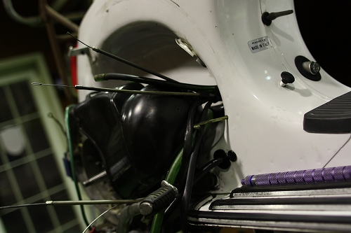 エンジンを搭載した整備中のVESPA
