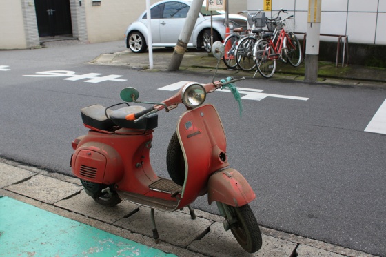 倉庫の奥から引っ張り出されたベスパの全景