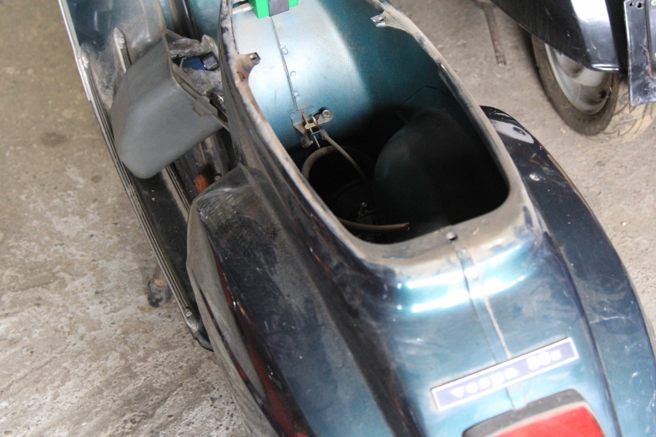 長期不動車のvespa50sを整備し始めたところ