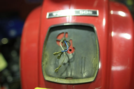 テールランプへ伸びる配線の車体内部の様子