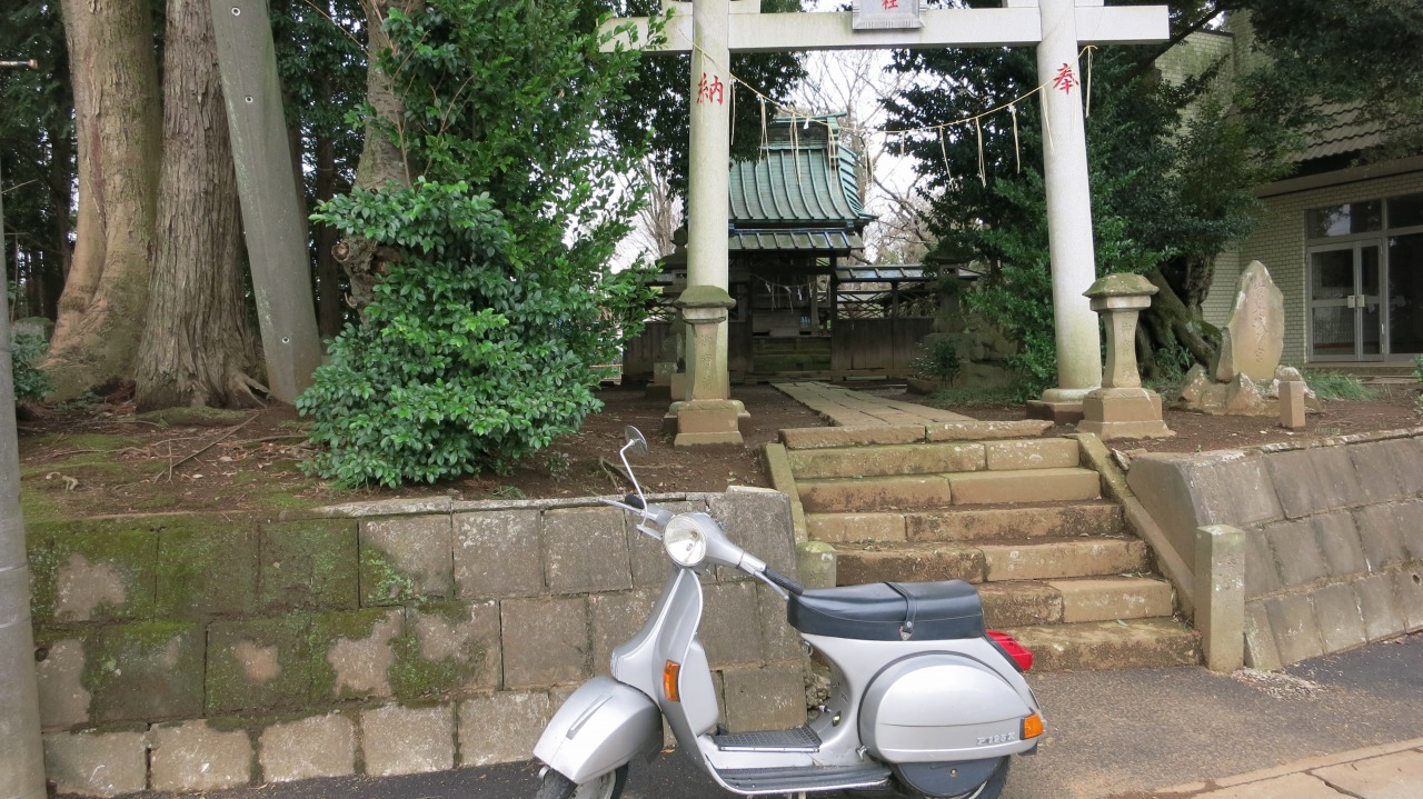 神社の鳥居と石段が見える入口