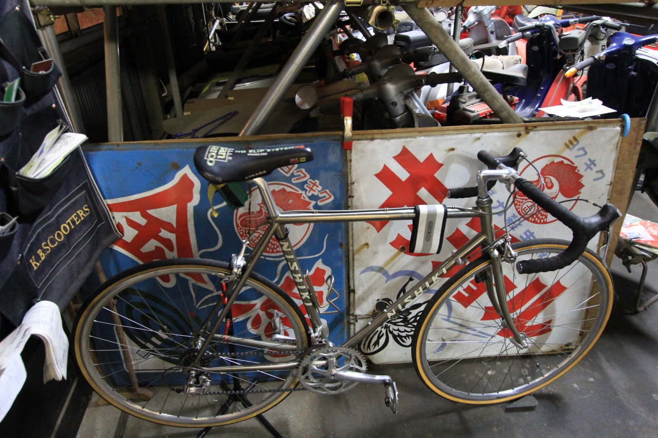 外に出された自転車と金鳥の看板