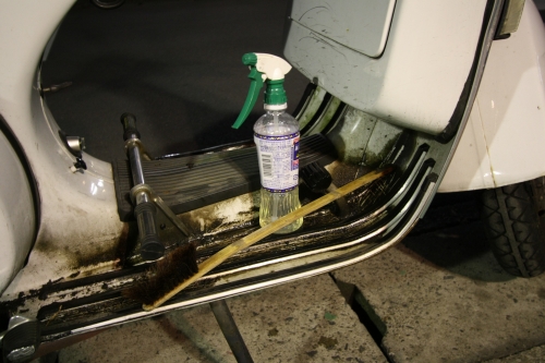 強力洗剤を吹きかけてブラシでゴシゴシ清掃中