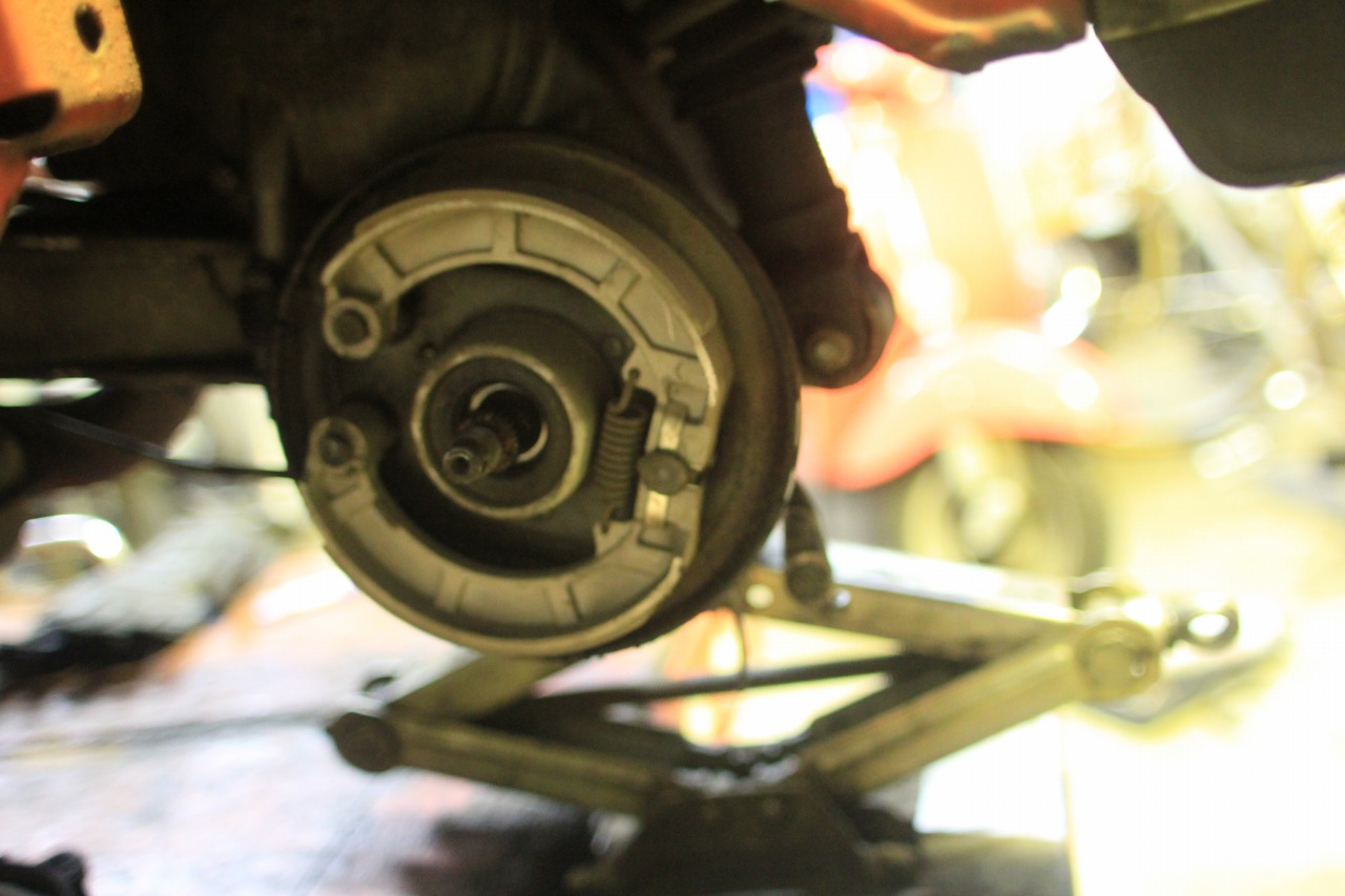 リアブレーキをばらす作業中のP125X