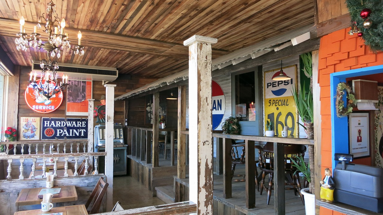 アメリカンアンティークに囲まれた店内の一角