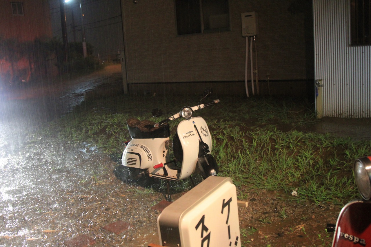 激しい雨に濡れてしまった愛車のベスパ