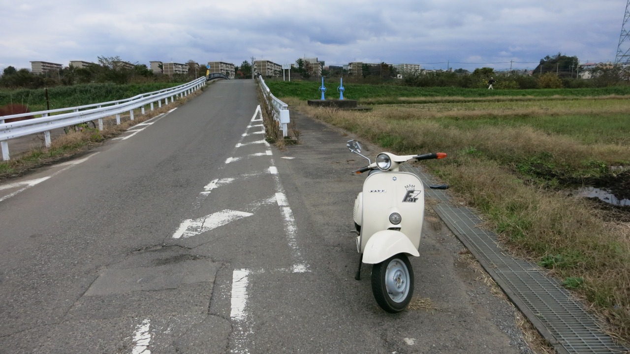 点検中のvespa50sの右側サイドビュー