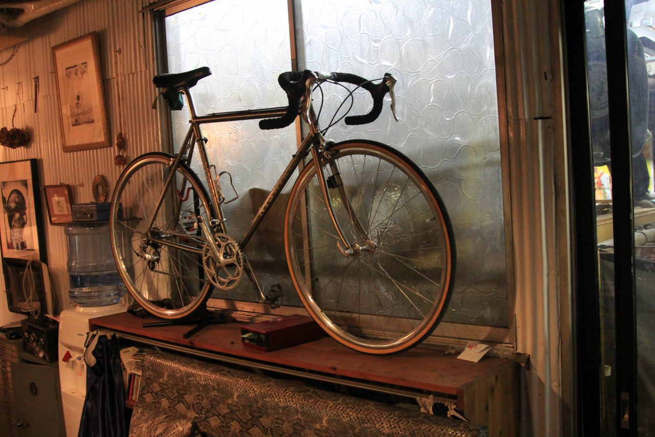 事務所内に移動された自転車