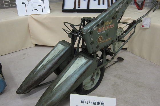 人力から動力へと進化した脱穀機の展示