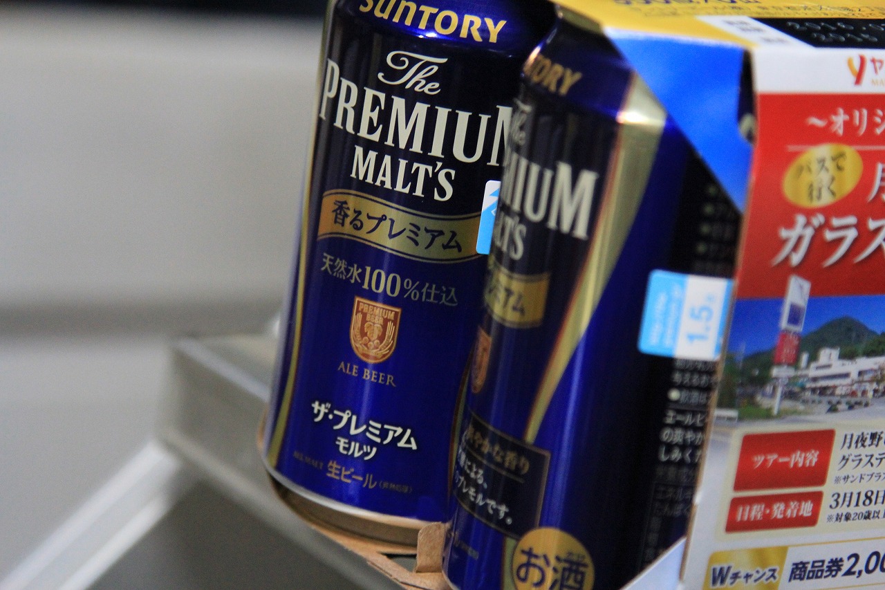 差し入れられたアルコール飲料の缶や瓶