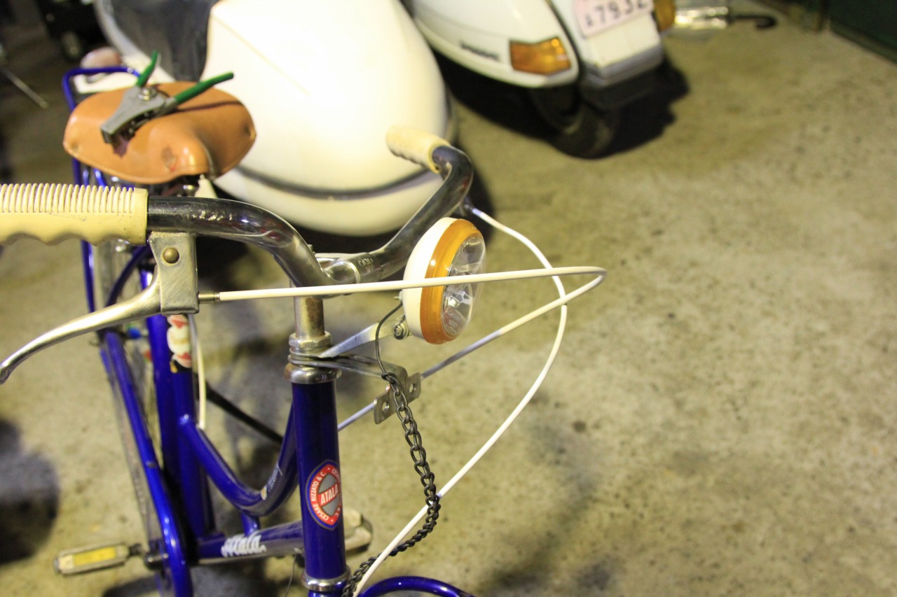 ヘッドライトの配線交換を行った直後の自転車