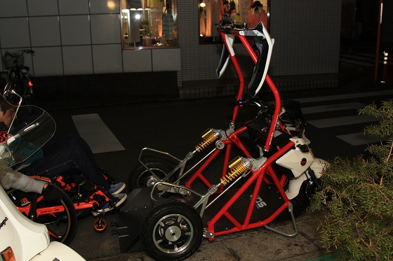 車いすのまま乗り込めるEVトライクのギミック。