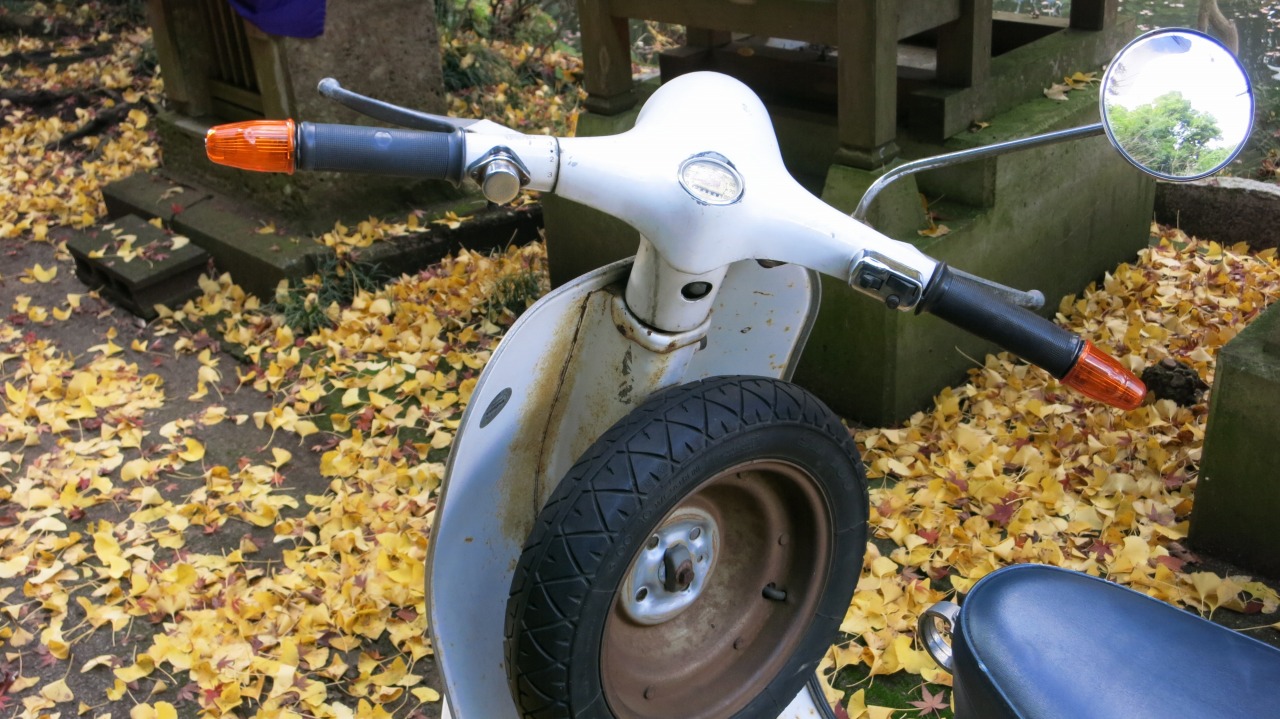 里山コースを走るvespa100と色づき始めた風景