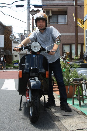 納車直前のベスパPX200Eとそのオーナー様の記念写真。