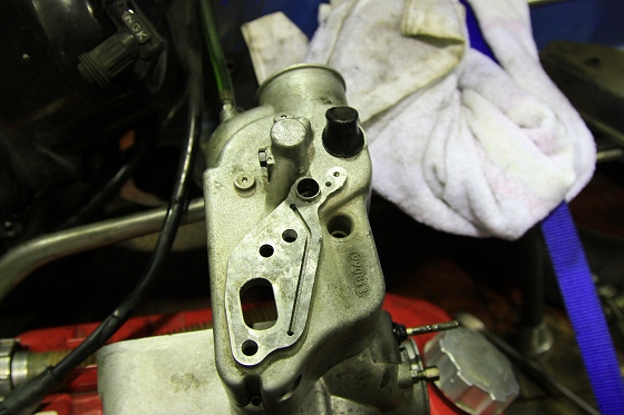 オイルポンプを分解して点検中のP125Xエンジン。