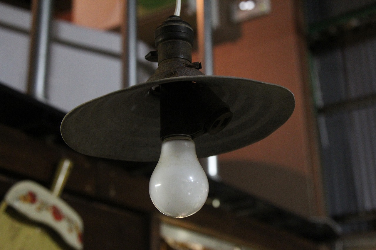 照明の代わりに吊るされた裸電球