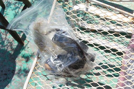 悪臭を放つキャブレター。汚れや腐食が目立つ状態。