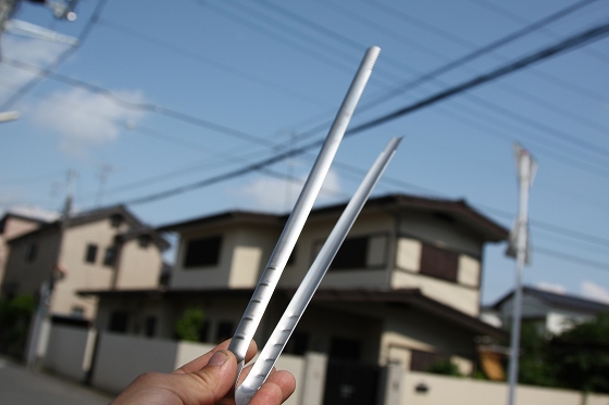 購入した新品のトング、鈍く光る戦闘用の武器として紹介