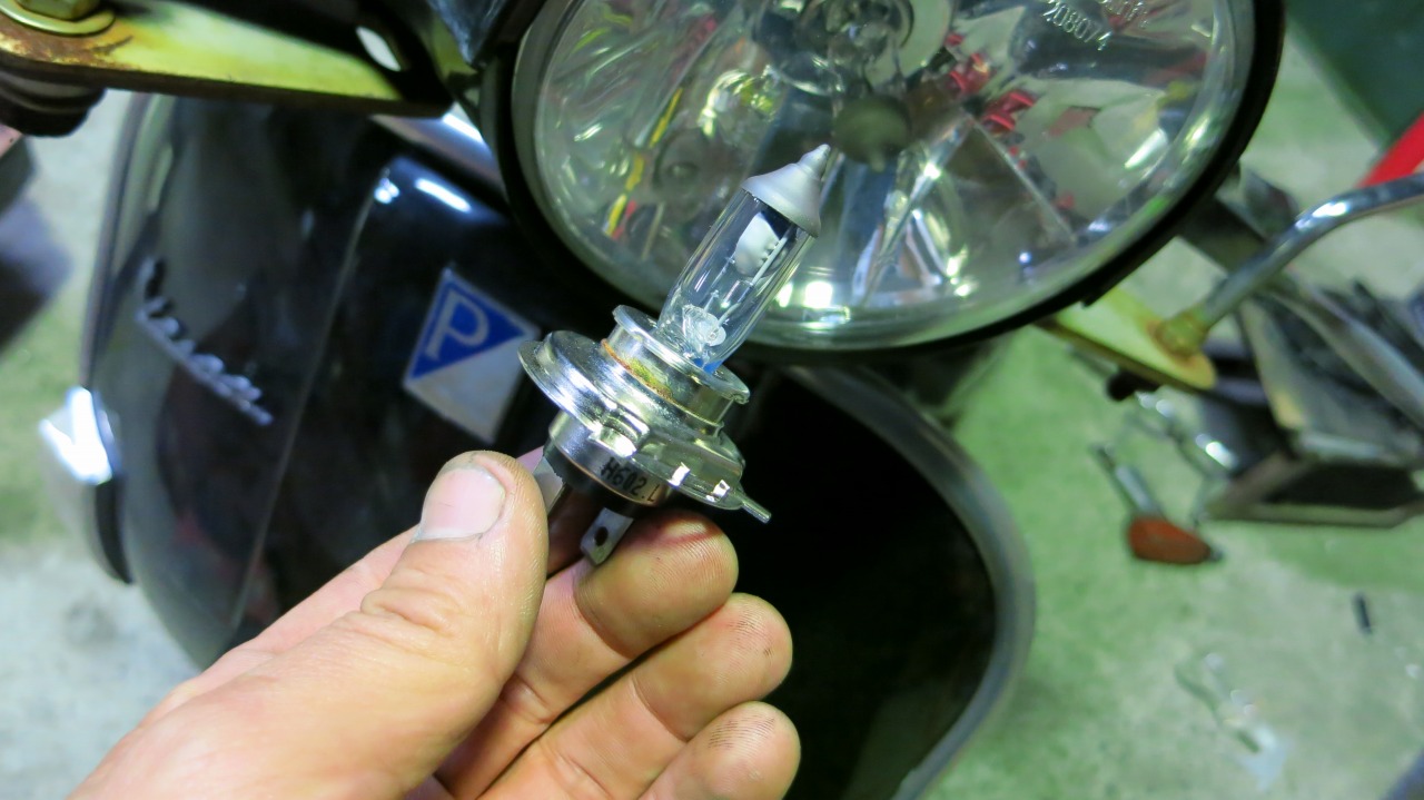 切れたヘッドライトの電球