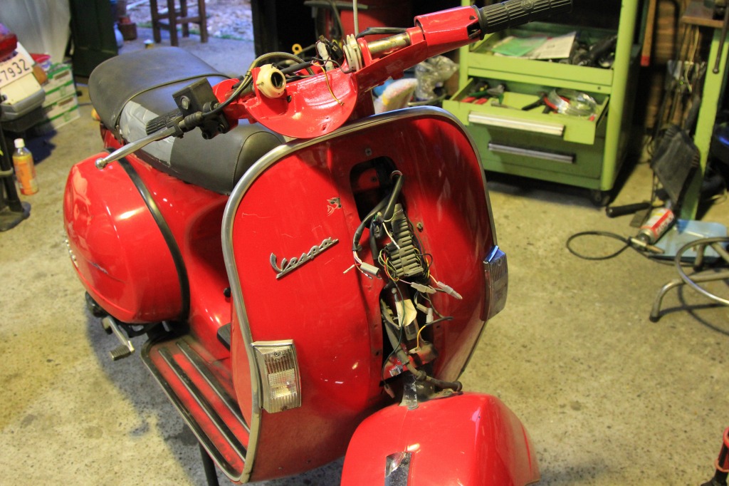 板金塗装が終わったPX125のフレーム