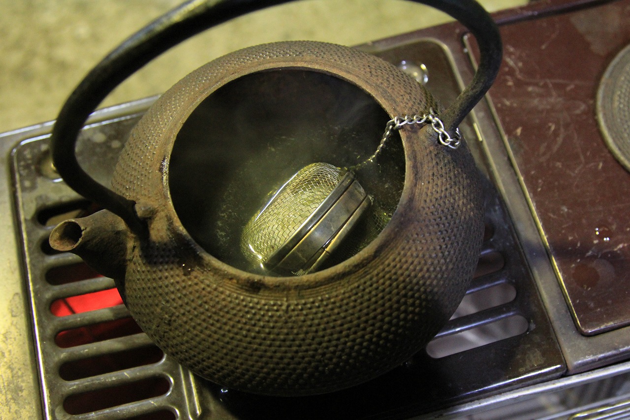 緑茶を煮出している鉄瓶と湯気の様子