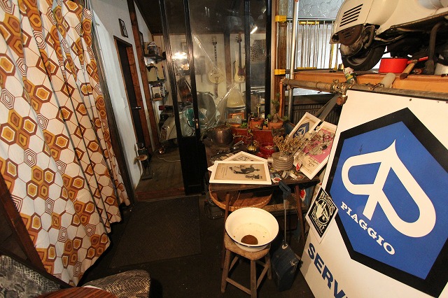 店舗横の壁際に置かれた工具や設備の一部