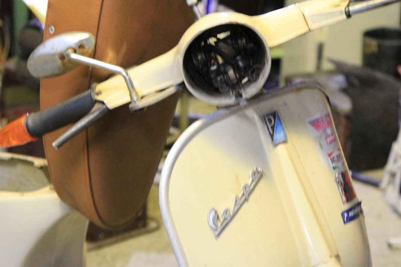 作業が続くvespa100の整備中の姿