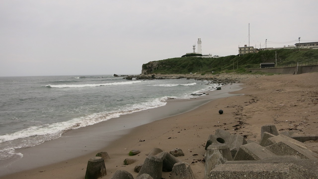浜辺に降りて海岸を歩く風景
