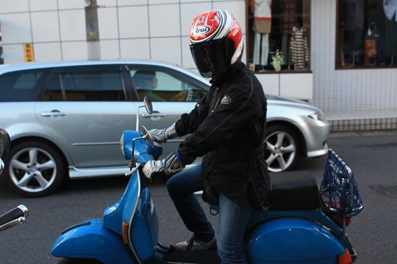 アミーゴさんがベスパと並んで立つ微笑ましい一枚