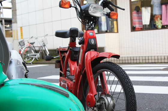 Ciaoのタイヤを交換中の作業風景。
