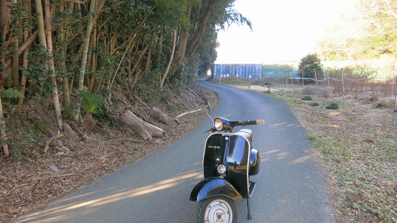 手書き看板に従って進んだ先にあった東山ホールの外観