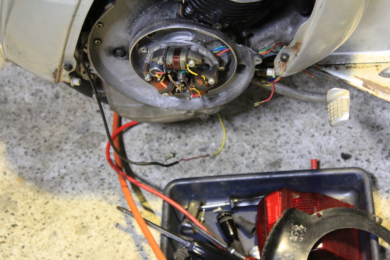 点火不良の原因を調査中のvespa50sの車体