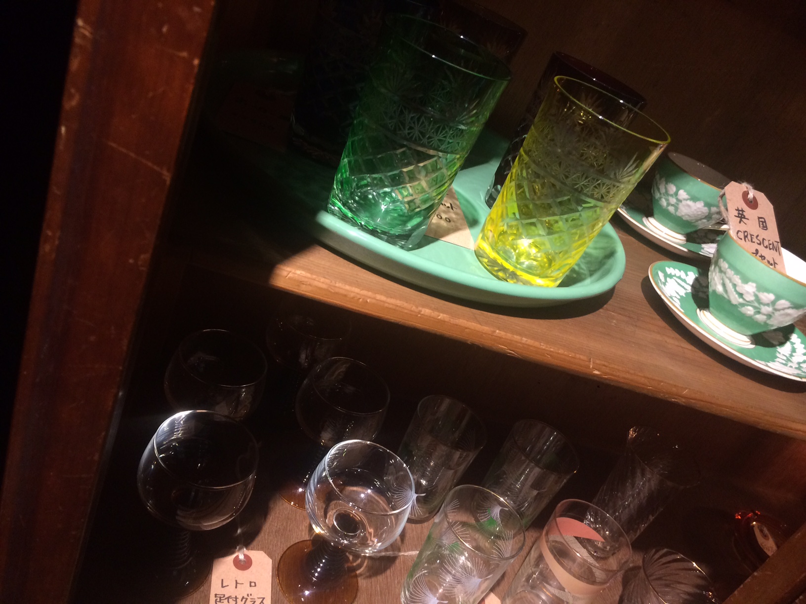 TSUGIKI店内、木の棚に並べられた工芸品や雑貨