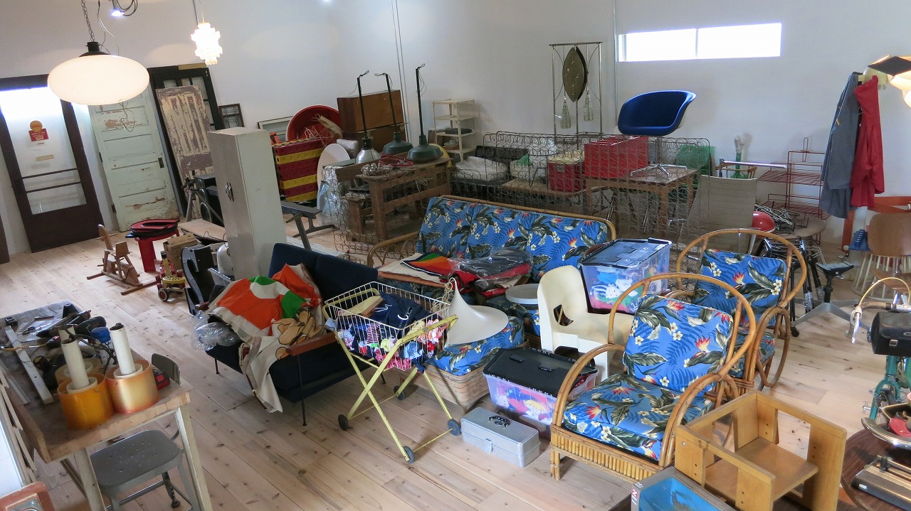 ガレージセール準備中のchair-chair店内の様子