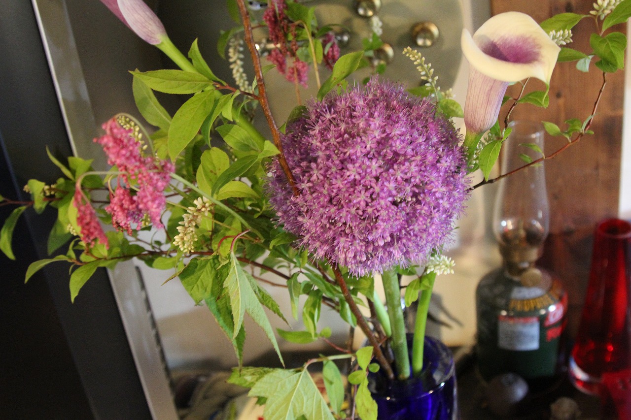 事務所に飾られた季節の花