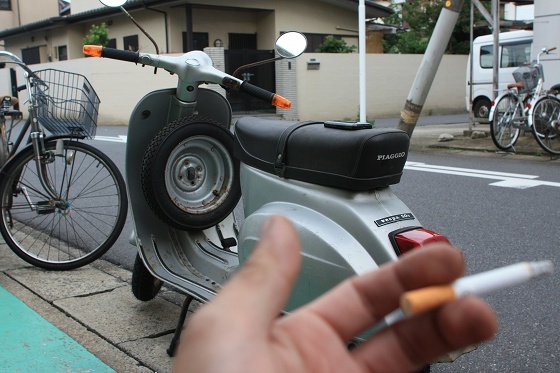 地べたに座っていじけるように喫煙中の整備士。疲労感が伝わる一枚。