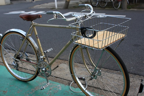 かごを取り付けてカスタムした筆者の愛用自転車。